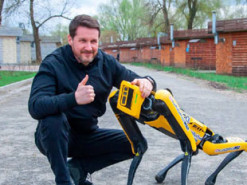 Киянам пояснили, навіщо містом бігають собаки-роботи