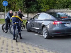 В Киеве водителя Tesla заставили съехать с велосипедной дорожки