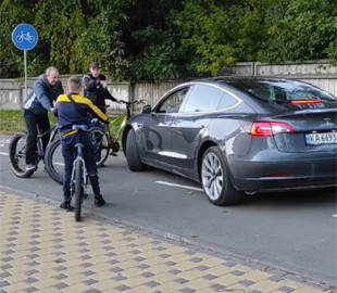 В Киеве водителя Tesla заставили съехать с велосипедной дорожки