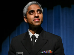 Головний хірург США Вівек Х. Мурті закликає до попереджувальних етикеток у соціальних мережах