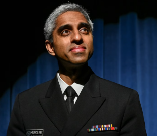 Головний хірург США Вівек Х. Мурті закликає до попереджувальних етикеток у соціальних мережах