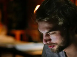 Темна тема розряджає батарею смартфонів і ноутбуків швидше, ніж вважалося раніше