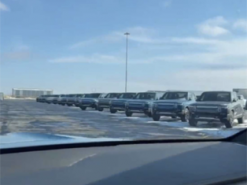 Глава Rivian показав десятки повністю готових електропікапів R1T на заводі в Іллінойсі
