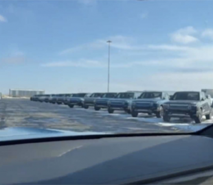 Глава Rivian показав десятки повністю готових електропікапів R1T на заводі в Іллінойсі