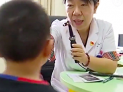 Мальчик окосел из-за игр на мобильном телефоне