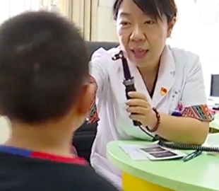 Мальчик окосел из-за игр на мобильном телефоне