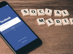 Почему психологи советуют не пользоваться соцсетями в период новогодних праздников