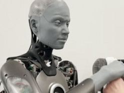 Отстоял личное пространство. "Поумневший" робот Ameca схватил человека за руку