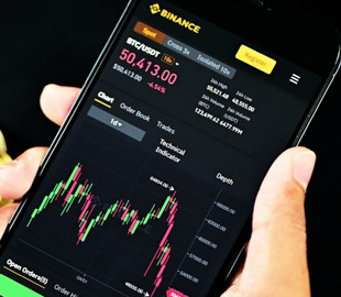 Биткоины массово выводят с Binance: что произошло и как изменится курс