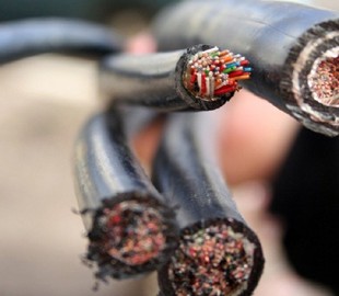 Двое «таксистов» украли 1,5 тысячи метров кабеля