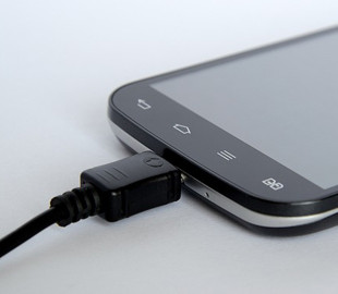 Як зарядити телефон без світла: 5 простих та безпечних способів