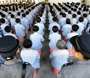 Десятки китайцев притворялись женщинами и сели в тюрьму