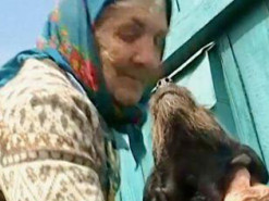 "Плачу, она мне слезы лижет": история бабушки Марии со знаменитого фото с собачкой в платке