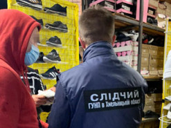 Правоохранители разоблачили предпринимателей, торговавших поддельной спортивной одеждой известных брендов