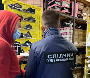 Правоохранители разоблачили предпринимателей, торговавших поддельной спортивной одеждой известных брендов