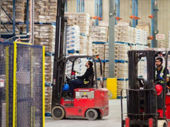 Канаде в этом году грозит нехватка складских помещений из-за бума электронной торговли