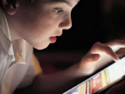 Фахівці пояснили, чому не можна без міри «сидіти» у смартфоні