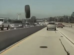 Tesla с автопилотом увернулась от летящего колеса