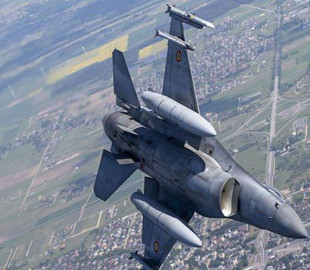 Україна вперше отримала авіатренажер винищувача F-16