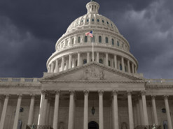 Невідомий чоловік протаранив автомобілем огорожу біля Капітолію та застрелився