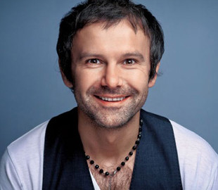 «Поки у нашій столиці сонце встає». Вакарчук заспівав на вцілілому скляному мості в Києві