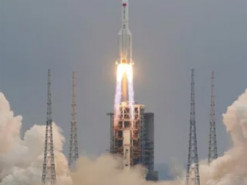 В сети показали, как падают обломки китайской ракеты