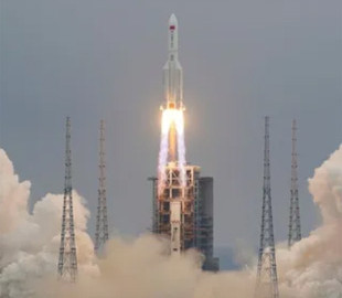 В сети показали, как падают обломки китайской ракеты