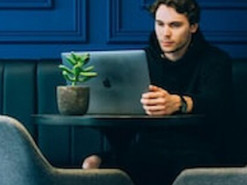 Работодатели устанавливают слежку за удаленными сотрудниками