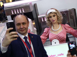 Росія похвалилася роботом-барістою: нагадав дружину Медведчука