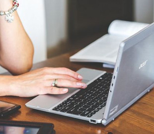 Українські пенсіонери зможуть пройти обов'язкову ідентифікацію по відеозв'язку: як це зробити