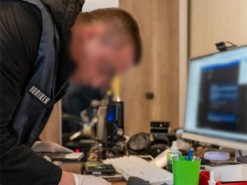 Кіберполіцейські викрили зловмисника, який допомогав російським хакерам атакувати підприємства у Нідерландах та Бельгії