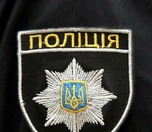 Поліцейські викрили дівчину, яка створювала фейкові сторінки магазинів одягу та брала з покупців передплату