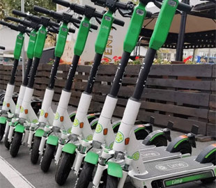 В одной из киевских многоэтажек загорелся электросамокат. Хозяин получил ожоги лица и рук