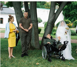 Екссекретар РНБО одружився в інвалідному візку – фото молодят