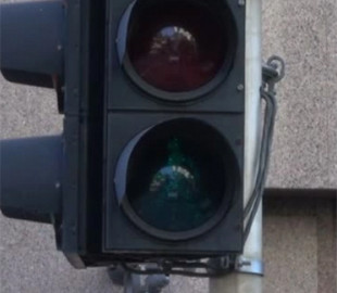 "Ноу-хау" по-киевски: в сети показали забавное видео со светофором