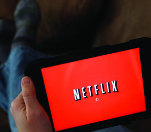 Netflix выпустит мини-сериал "Употреблено" от создателя легендарной "Мухи"