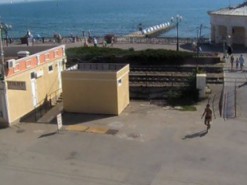 "Из отдыхающих только мухи": в сети высмеяли закат курортного сезона в Крыму