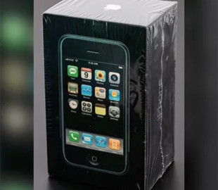 Запечатані оригінальні 16-річні iPhone все ще продаються на аукціоні