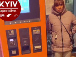 В Киеве с поличным поймали очередную уличную воровку, которая украла телефон у девочки-подростка