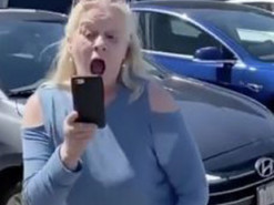 Женщина в ярости: ей запретили парковать Hyundai на стоянке для Tesla