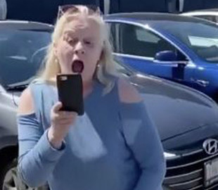 Женщина в ярости: ей запретили парковать Hyundai на стоянке для Tesla