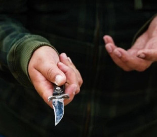 У Києві рецидивіст підстеріг свого товариша під домом, щоб вдарити його ножем