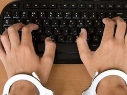 Власти РФ собираются наказывать СМИ за упоминание покинувших Россию звезд