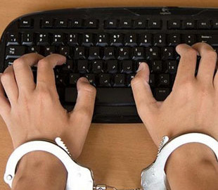 Власти РФ собираются наказывать СМИ за упоминание покинувших Россию звезд