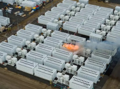 Загоревшееся летом хранилище энергии на батареях Tesla в Австралии снова введено в строй