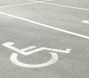 Штраф за паркування на місці для людей з інвалідністю: скільки доведеться заплатити