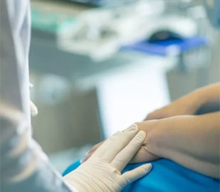 Украинцы могут бесплатно лечиться за границей. Как это сделать