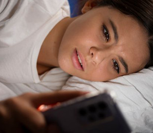 В Apple пояснили, чи безпечно спати біля смартфона на зарядці