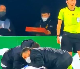 Растерянный доставщик пиццы во время матча Лиги Европы позабавил сеть