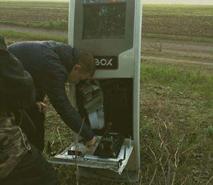 На Миколаївщині оперативники з погонею затримали рецидивістів, які з магазинів викрадали термінали iBox